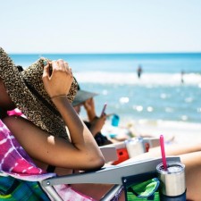 Μαύρισμα και SPF: Πώς να «πάρεις» χρώμα ακίνδυνα